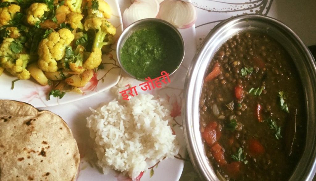 दोपहर का सादा भोजन !!!!! काली मसूर की दाल के साथ बिना मसाले का गोभी , रोटी ,चावल और चटनी