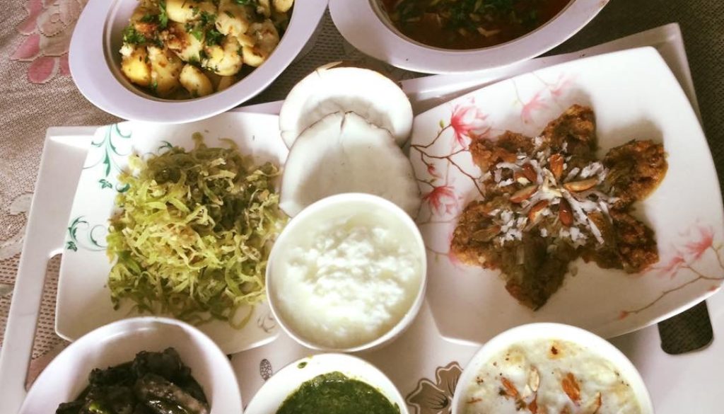 फलाहार !!!!जीरे मिर्च के आलू , जीरे मिर्च के ही टमाटर और जीरे मिर्च से छुके हुये साबूदाना आलू टमाटर भी , अजवाइन हरीमिर्च से छुकी घुइया या अरबी देशी घी मे भुने हुये मखाने और मीठे मे है लौकी की खीर हलुआ और कपूर कन्द