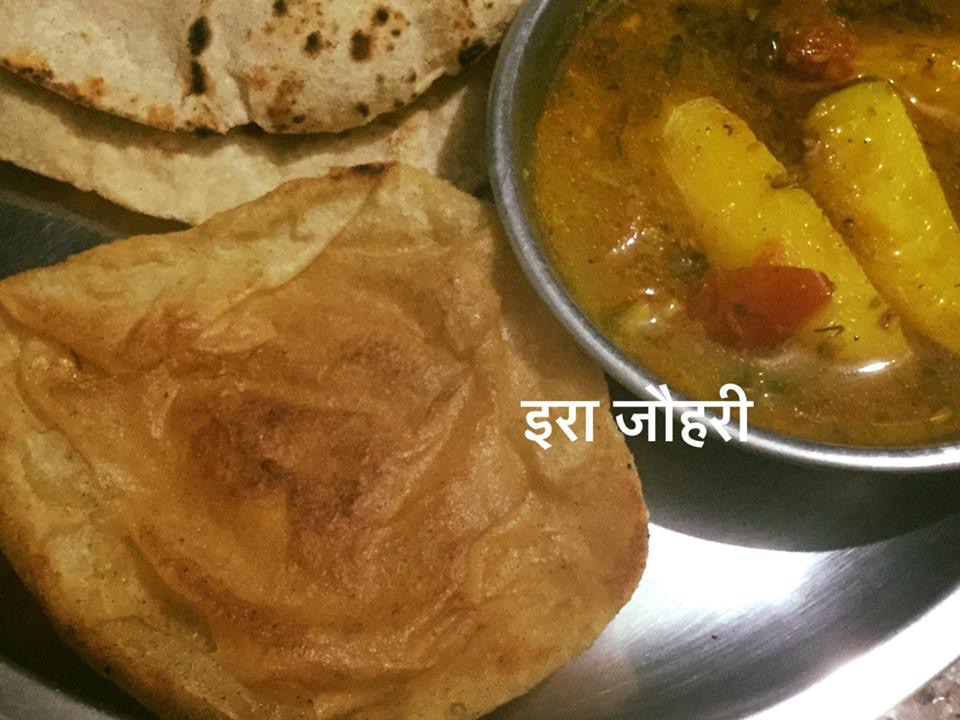 कुरकुरी पूड़ी और मसालेदार टमाटर आलू !!!!