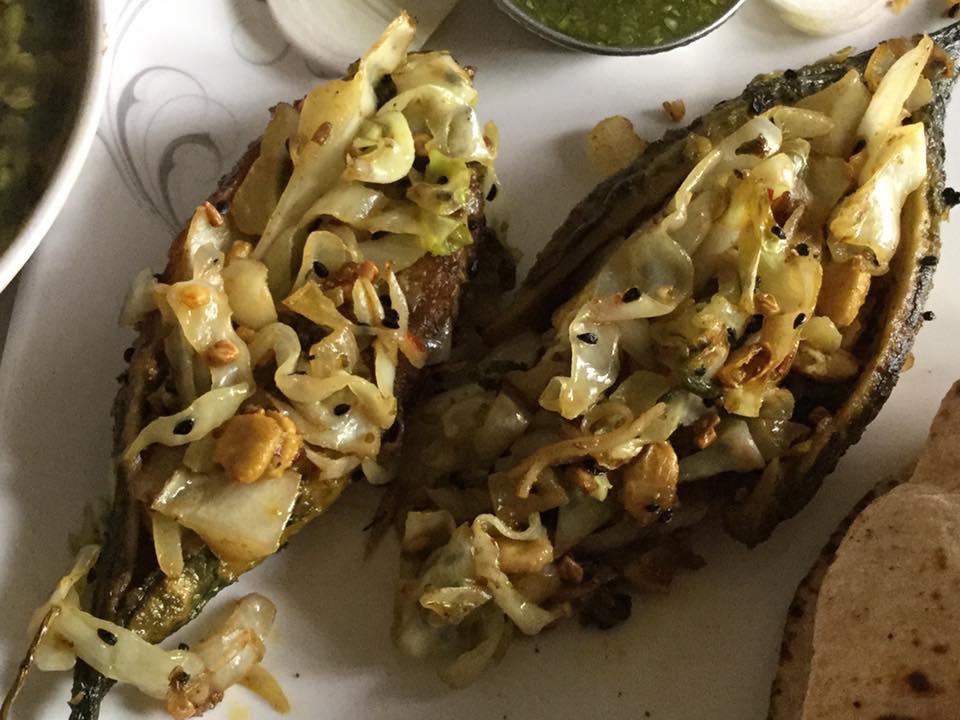 बन्दगोभी के साथ हमारे स्टाइल से भरवाँ करेला बनाइये !!!!!