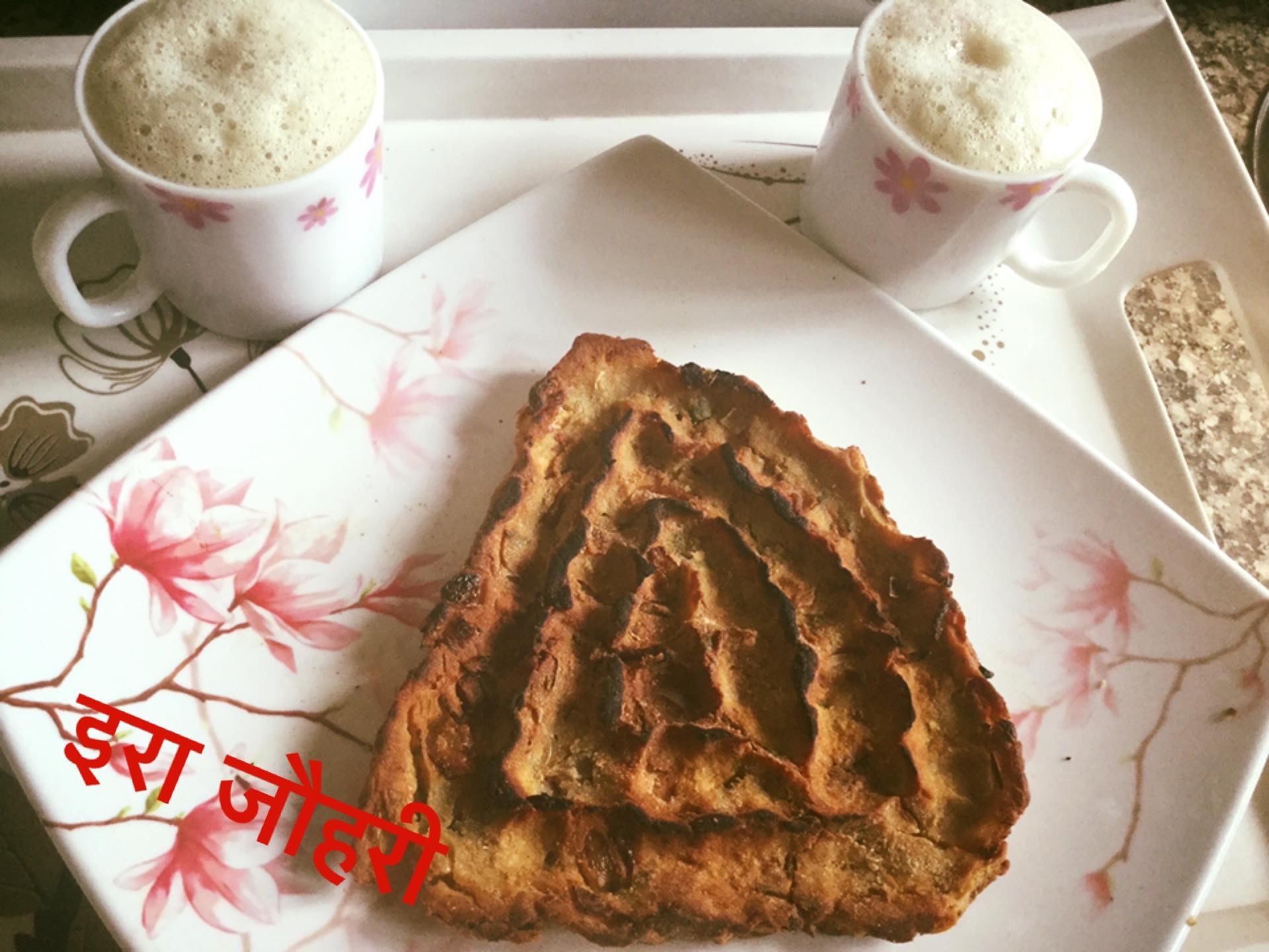 प्याज का डिज़ायनर करारा पराठा और झागदार कॉफी