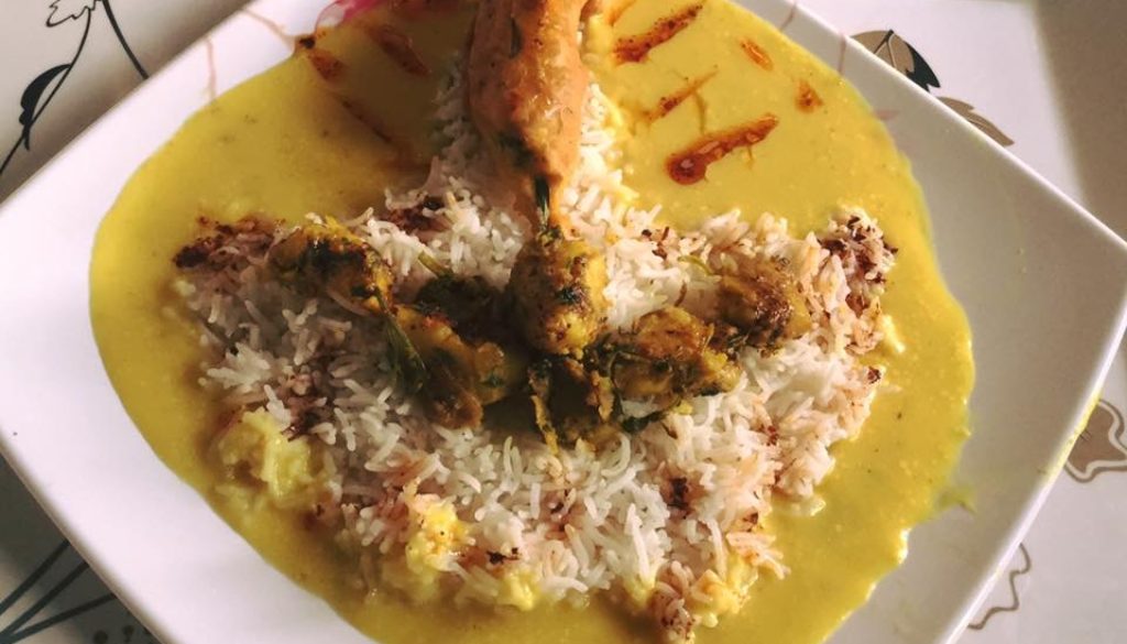 कढी चावल ,कढी के साथ बनने वाले पीले आलू और मिर्ची पकौड़े!!!