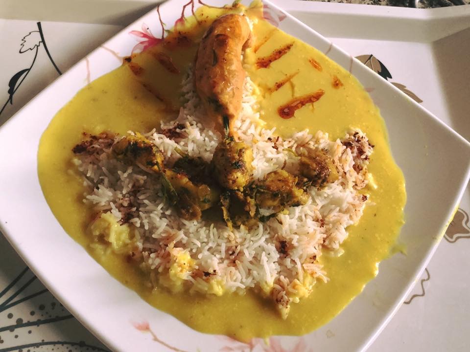 कढी चावल ,कढी के साथ बनने वाले पीले आलू और मिर्ची पकौड़े!!!