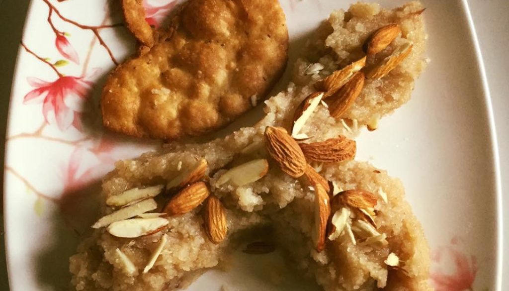 दिये के आकार की नमक अजवाइन की मठरियाँ और झटपट विधि से बना सूजी का हलुआ