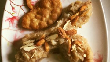 दिये के आकार की नमक अजवाइन की मठरियाँ और झटपट विधि से बना सूजी का हलुआ