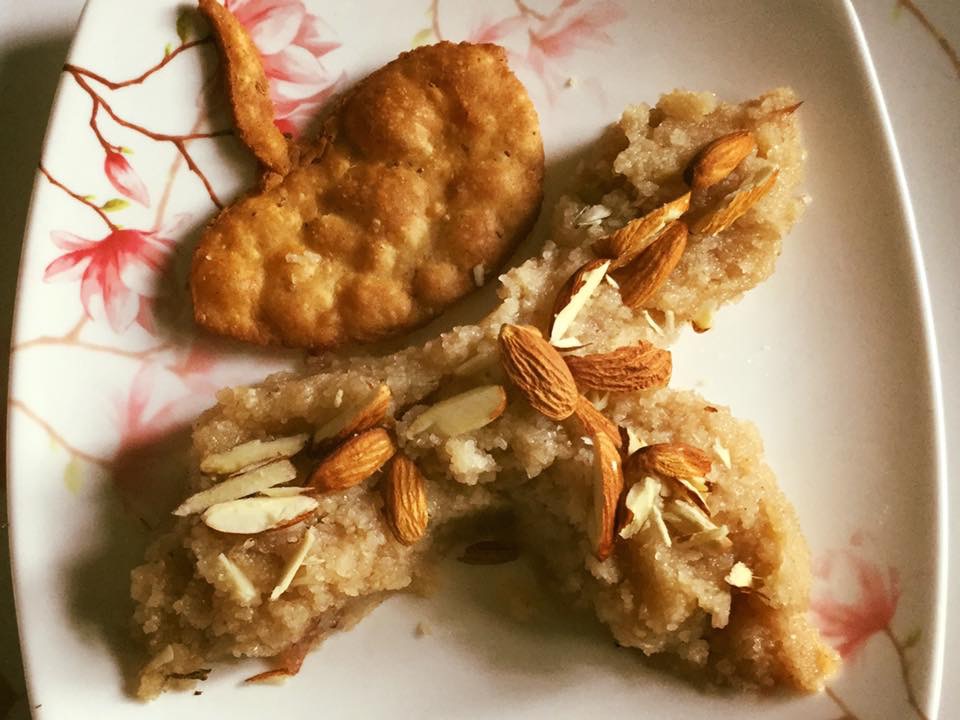 दिये के आकार की नमक अजवाइन की मठरियाँ और झटपट विधि से बना सूजी का हलुआ