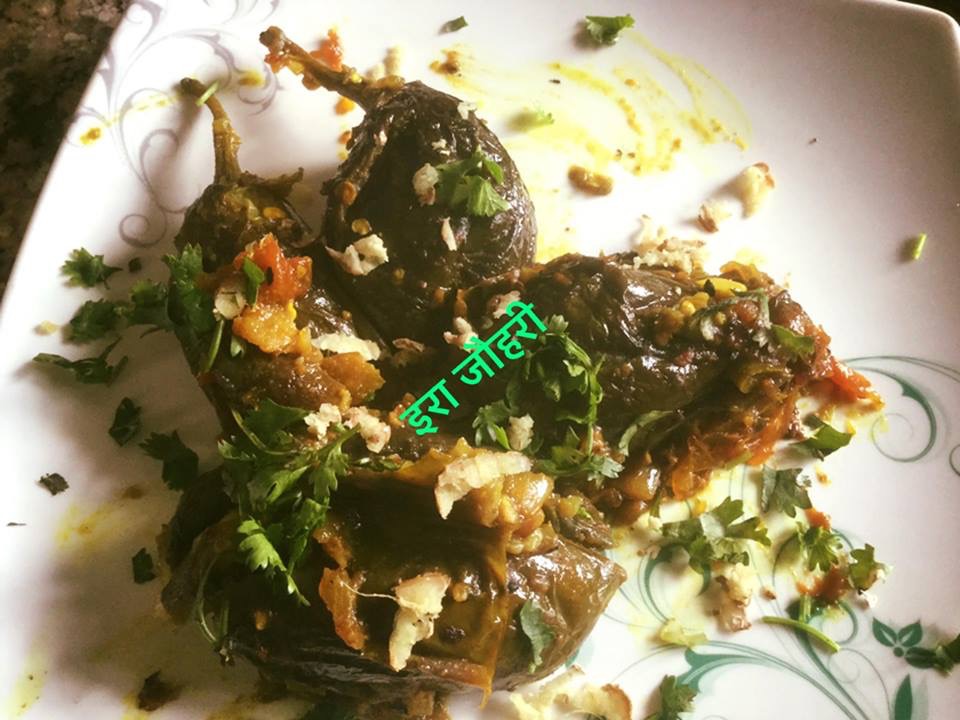 हाँड़ी स्टाइल मे कुकर मे बने साबित नन्हे बैगन !!!