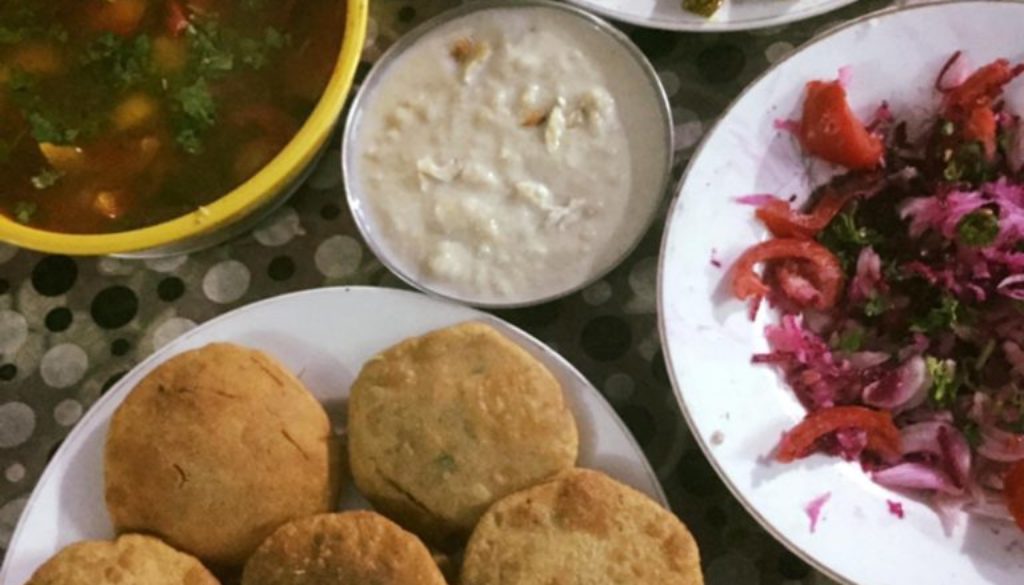 चार तरह की कचौड़ियाँ जो आलू , मूली , पनीर और पालक व शकरकन्दी मिला कर भर कर बनाई गयी , कुरकुरे करेले ,शकरकन्दी पालक व मूली के रोल्स बनाकर बनाई अपने स्टाइल से कुरकुरी कचौड़ी ,हरी धनिया के नमक के साथ उबल सिंघाड़े व शकरकन्दी व शकरकन्दी की खीर टमाटर मूली चुकन्दर का नींबू का रस पड़ा सलाद ,टमाटर आलूझोल और बाजार की मिठाई छेनाचाप बस इतना सा