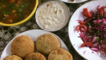 चार तरह की कचौड़ियाँ जो आलू , मूली , पनीर और पालक व शकरकन्दी मिला कर भर कर बनाई गयी , कुरकुरे करेले ,शकरकन्दी पालक व मूली के रोल्स बनाकर बनाई अपने स्टाइल से कुरकुरी कचौड़ी ,हरी धनिया के नमक के साथ उबल सिंघाड़े व शकरकन्दी व शकरकन्दी की खीर टमाटर मूली चुकन्दर का नींबू का रस पड़ा सलाद ,टमाटर आलूझोल और बाजार की मिठाई छेनाचाप बस इतना सा