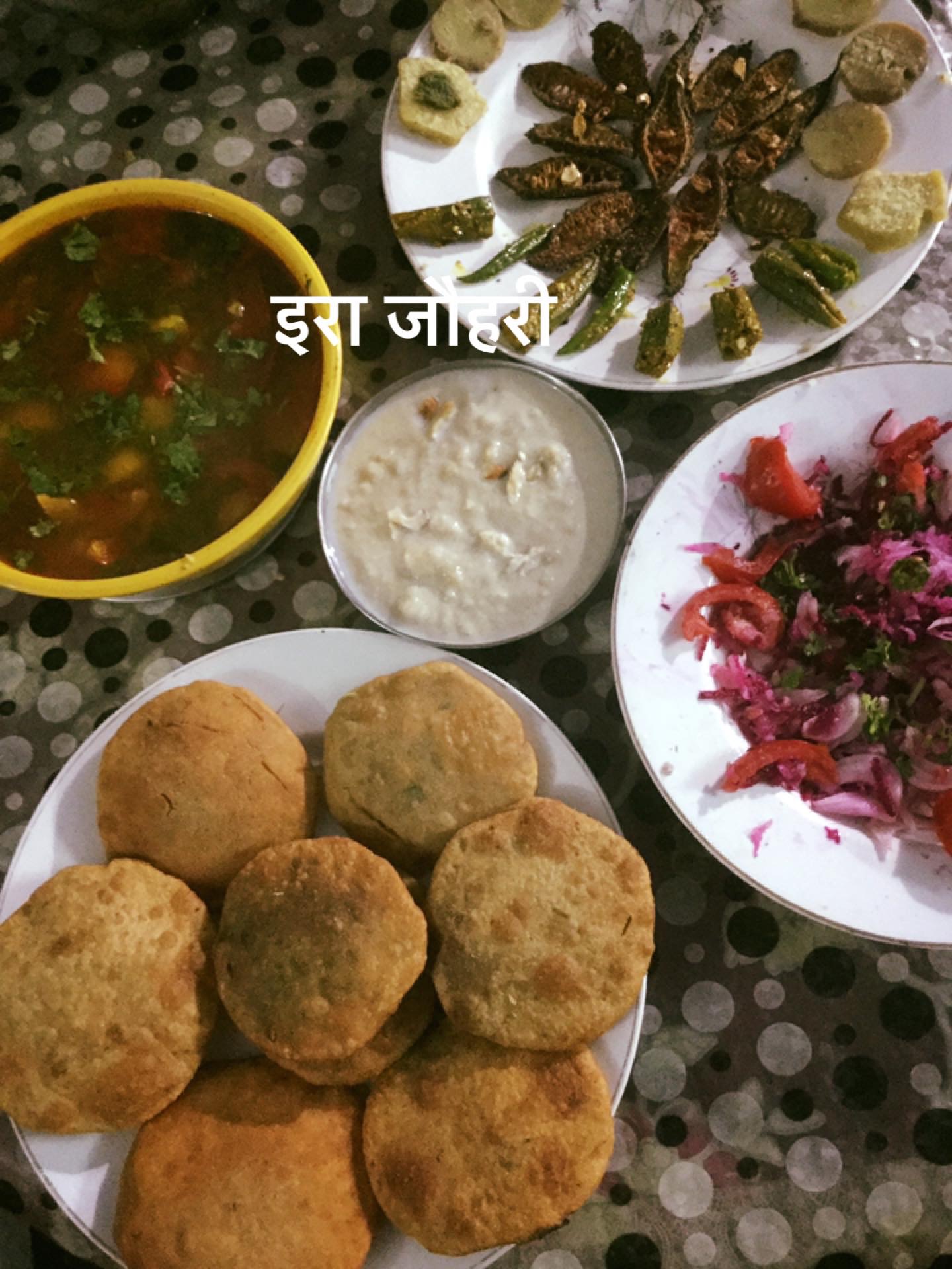 चार तरह की कचौड़ियाँ जो आलू , मूली , पनीर और पालक व शकरकन्दी मिला कर भर कर बनाई गयी , कुरकुरे करेले ,शकरकन्दी पालक व मूली के रोल्स बनाकर बनाई अपने स्टाइल से कुरकुरी कचौड़ी ,हरी धनिया के नमक के साथ उबल सिंघाड़े व शकरकन्दी व शकरकन्दी की खीर टमाटर मूली चुकन्दर का नींबू का रस पड़ा सलाद ,टमाटर आलूझोल और बाजार की मिठाई छेनाचाप बस इतना सा