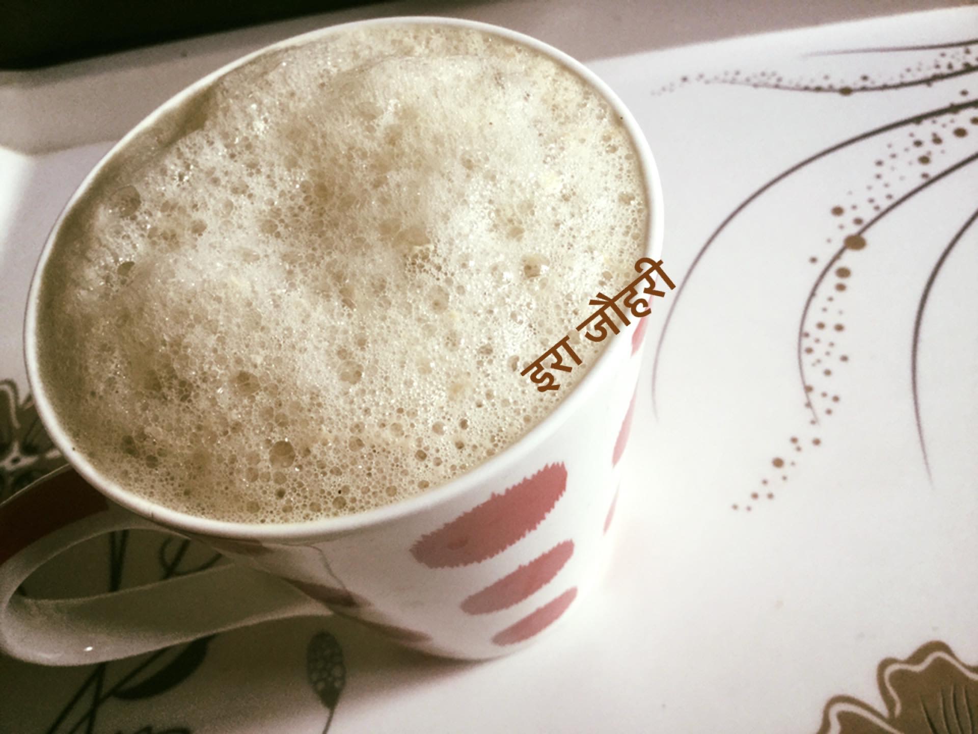 पानी मे थोड़ा दूध मिला कर बनाये झागदार कॉफी !!!!