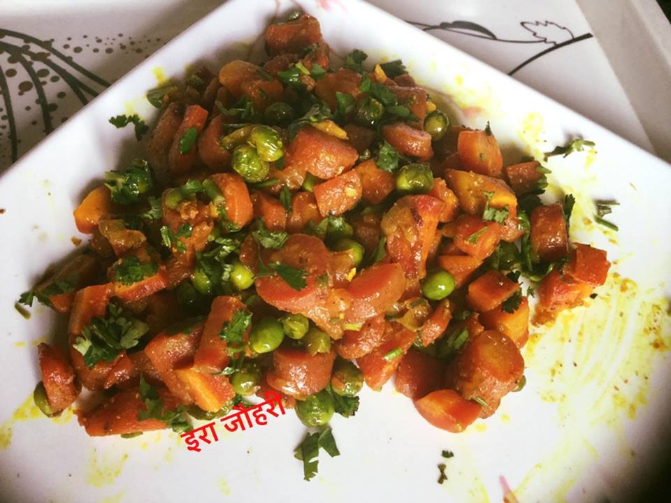 मेथी की खुशबू वाली हरीधनिया से सजी गाजर मटर की सब्जी !!!!