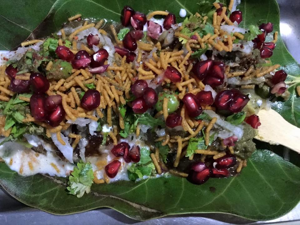 हरी मटर भरी आलू की टिक्की की चटपटी चाट !!!!