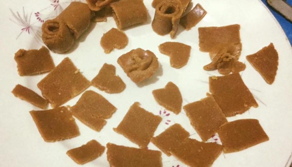 देशी घी मे बनी गुड़ सोंठ की पट्टी व रोल्स !!