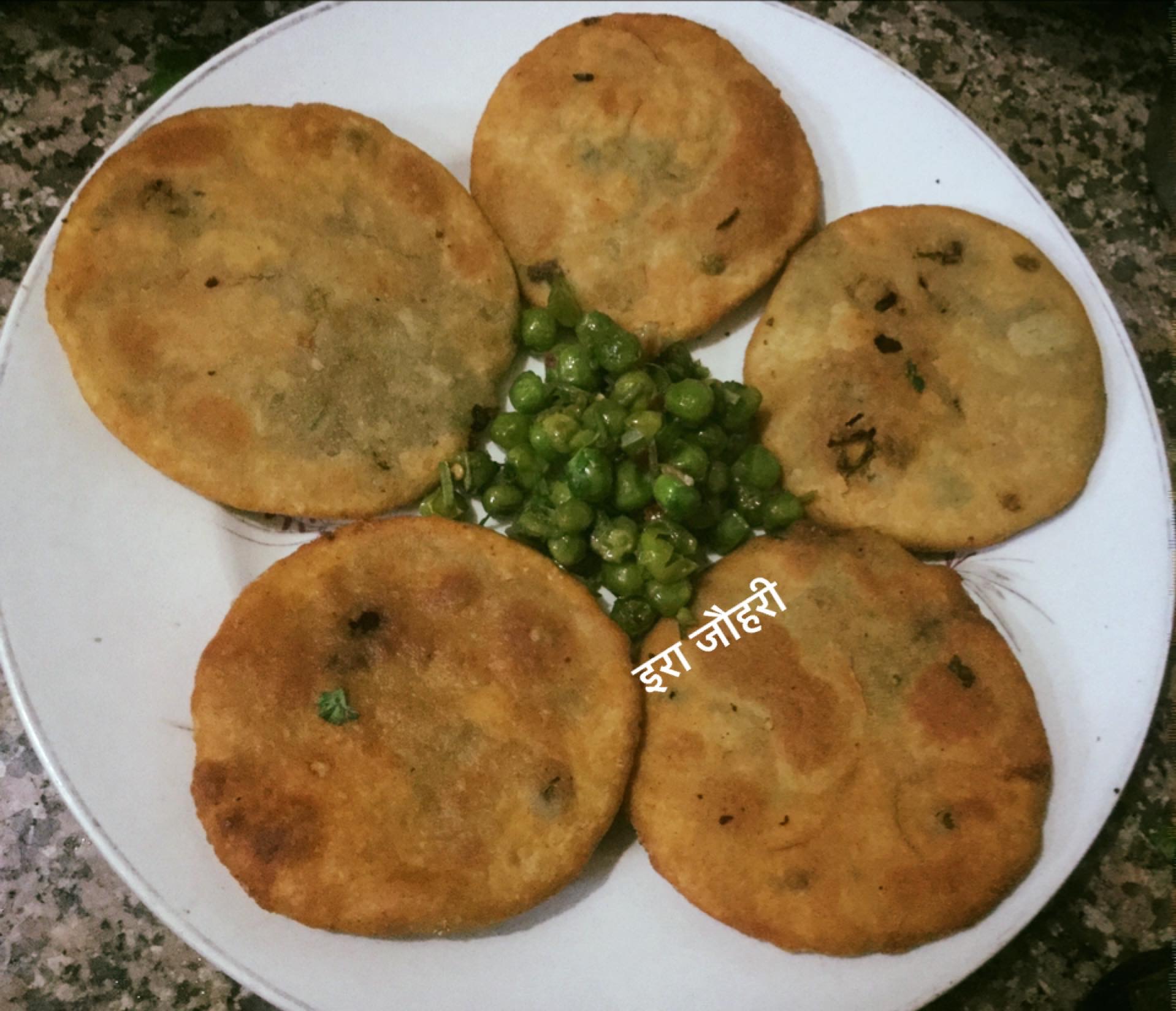 हरी मटर की स्वादिष्ट खस्ता कचौड़ियाँ !!!!!