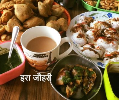 समोसे और दहीबड़े नोश फरमाइये साथ मे गरम चाय भी है