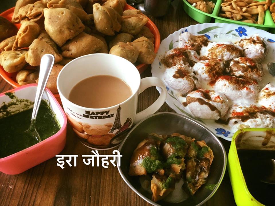 समोसे और दहीबड़े नोश फरमाइये साथ मे गरम चाय भी है