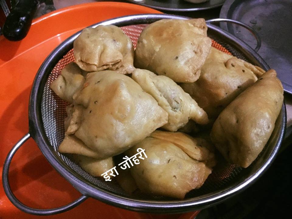 कच्चे आलू की भरावन सामग्री वाले समोसे !!!!!!