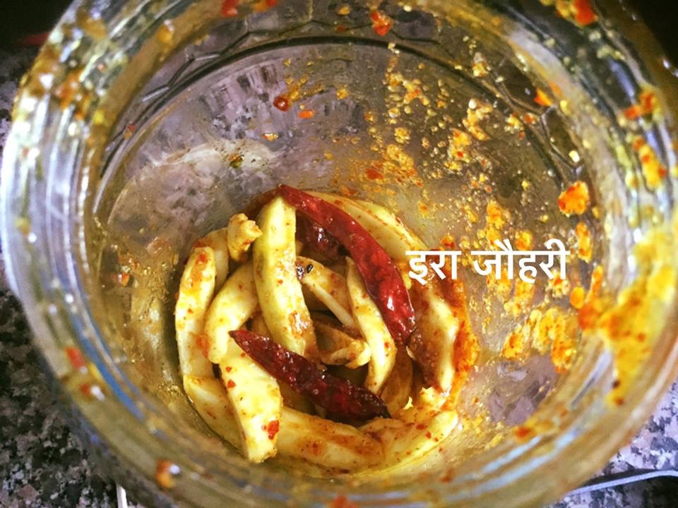 कम चिकनाई मे बना साबित सूखी लालमिर्च मेथी व आम का अचार!!!