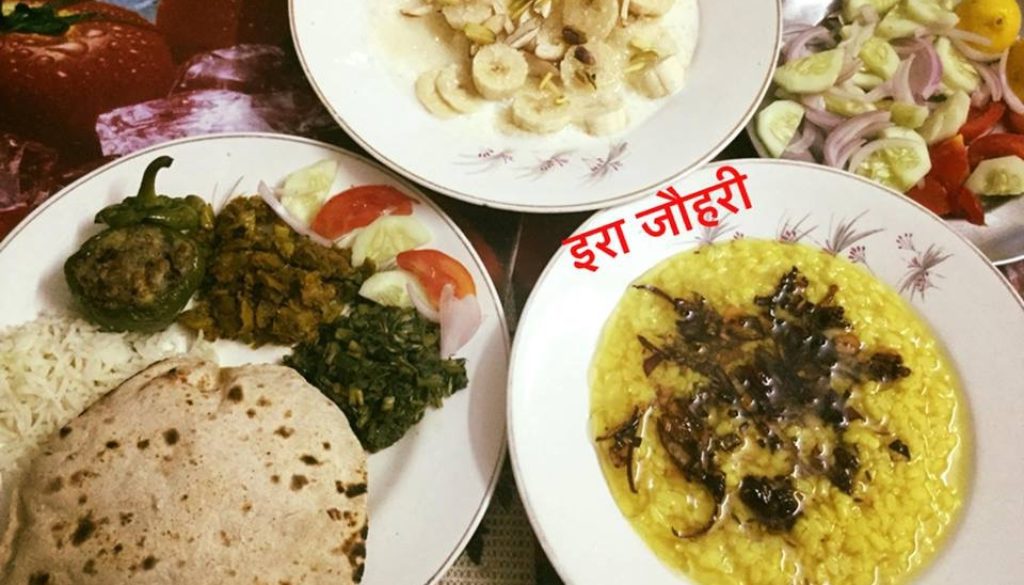 दोपहर का भोजन  उड़द की दाल ,बेसनी फली ,गरममसाले के आलू , भरवाँ शिमला मिर्च के साथ रोटी चावल ,सलाद और मुँह मीठा करने के लिये मीठा दही केला है।