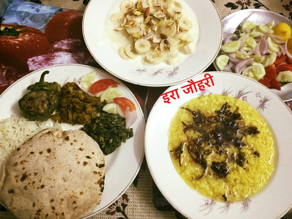 दोपहर का भोजन  उड़द की दाल ,बेसनी फली ,गरममसाले के आलू , भरवाँ शिमला मिर्च के साथ रोटी चावल ,सलाद और मुँह मीठा करने के लिये मीठा दही केला है।