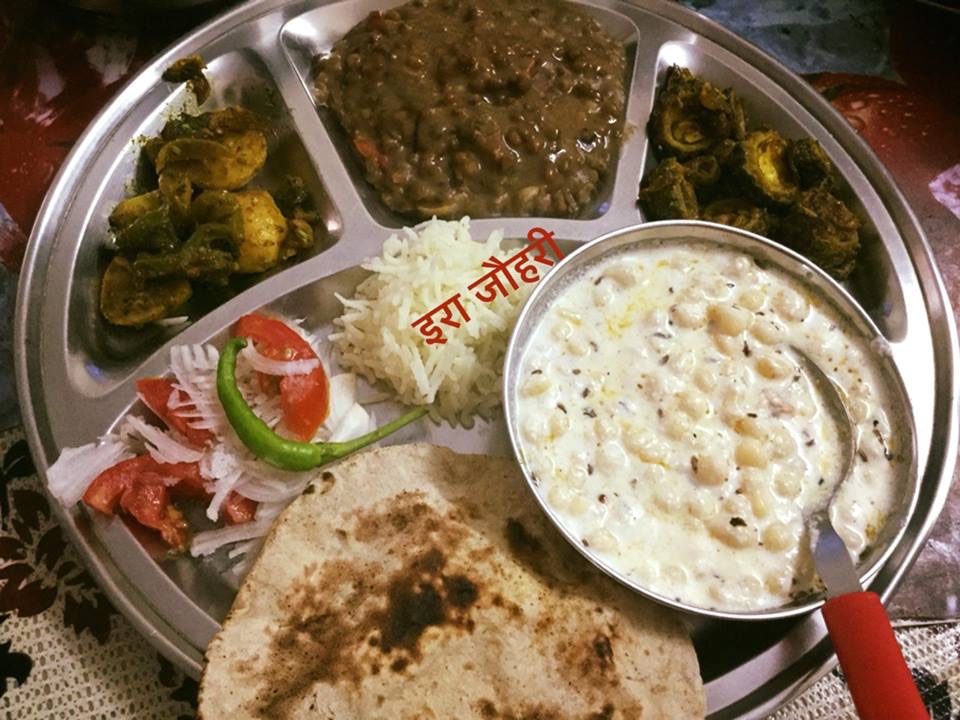 दोपहर का भोजन मसालेदार मसूर की दाल ,शिमलामिर्च आलू फ्राई व करेले की मस्त सब्जी बूँदी का हीँग जीरा मिर्च से छौंका हुआ मस्त रायता ,सलाद ,रोटी व चावल ।