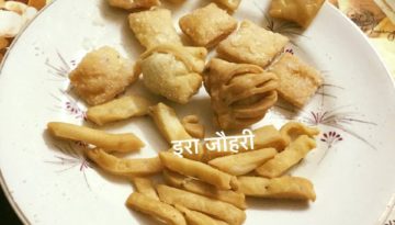 नन्हे समोसे ,सेमे,और शक्कर पारे और साथ मे एक पट्टीदार समोसा