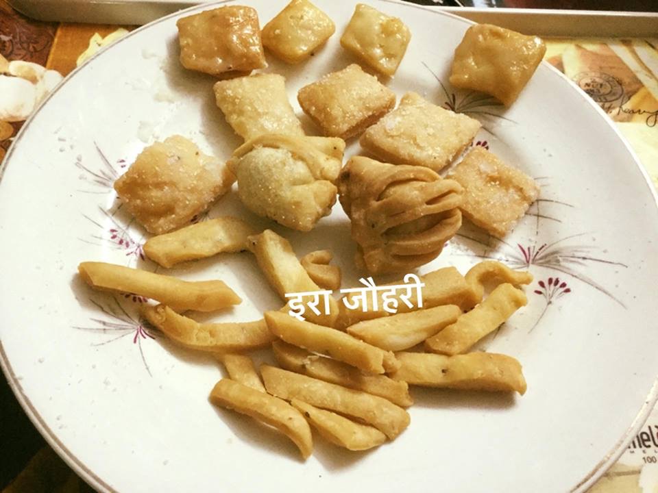नन्हे समोसे ,सेमे,और शक्कर पारे और साथ मे एक पट्टीदार समोसा